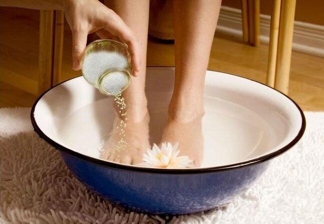ayak parmakları arasında mantar tedavisi için banyo